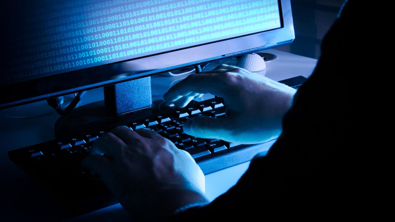 Ein Mann vor einem Computer (Symbolbild): Verbraucherschützer und Polizei warnen vor neuen Phishing-Wellen.