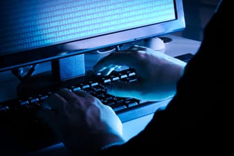 Ein Mann vor einem Computer (Symbolbild): Verbraucherschützer und Polizei warnen vor neuen Phishing-Wellen.
