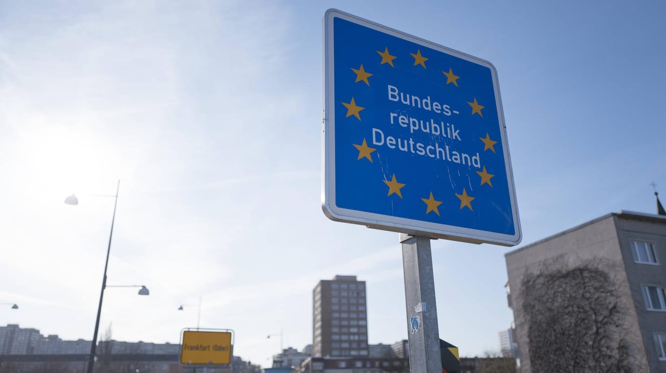 Schild an der Grenze der Bundesrepublik Deutschland in Frankfurt (Oder): t-online.de-Kolumnistin Lamya Kaddor fordert eine bessere Steuerung der Migration in Deutschland.