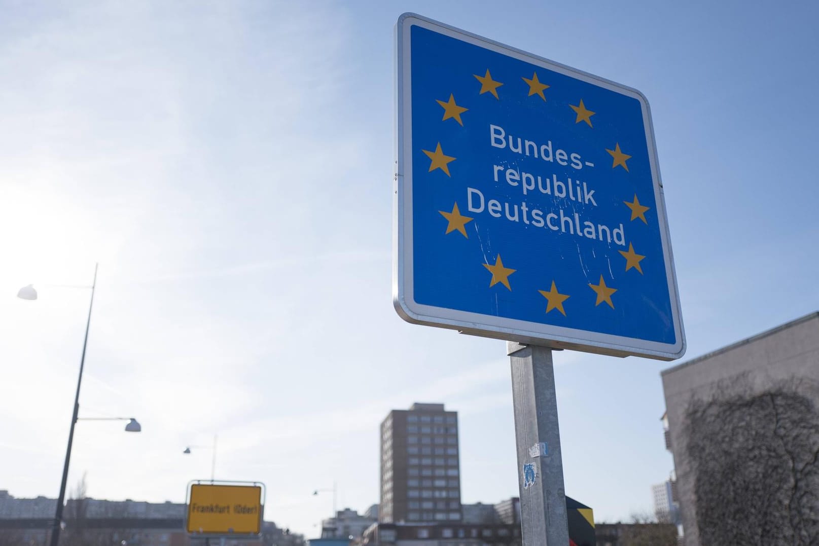 Schild an der Grenze der Bundesrepublik Deutschland in Frankfurt (Oder): t-online.de-Kolumnistin Lamya Kaddor fordert eine bessere Steuerung der Migration in Deutschland.