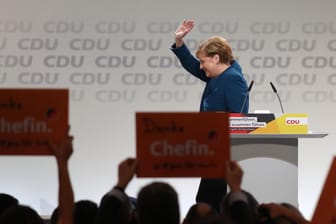 Danke, Chefin: Delegierte halten Schilder nach der Abschiedsrede von Angela Merkel hoch.