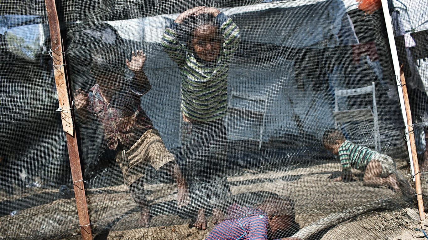 Kinder spielen im Flüchtlingslager Moria auf der Ägäisinsel Lesbos: Allein im November haben um die tausend Flüchtlinge freiwillig die Rückreise in ihre Heimatländer angetreten.
