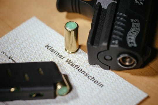 Die Zahl der Kleinen Waffenscheine in Deutschland ist laut einem Medienbericht weiter gestiegen.
