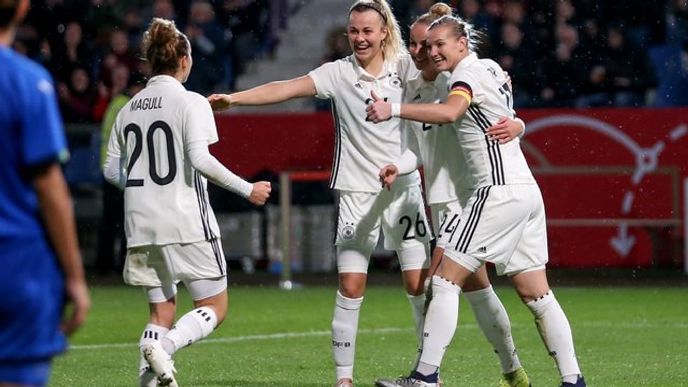 Deutschlands Fußball-Frauen können sich über Platz zwei in der Weltrangliste freuen.