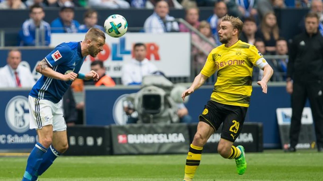 Im Revierderby treffen Schalkes Guido Burgstaller (l) und Dortmunds Marcel Schmelzer aufeinander.