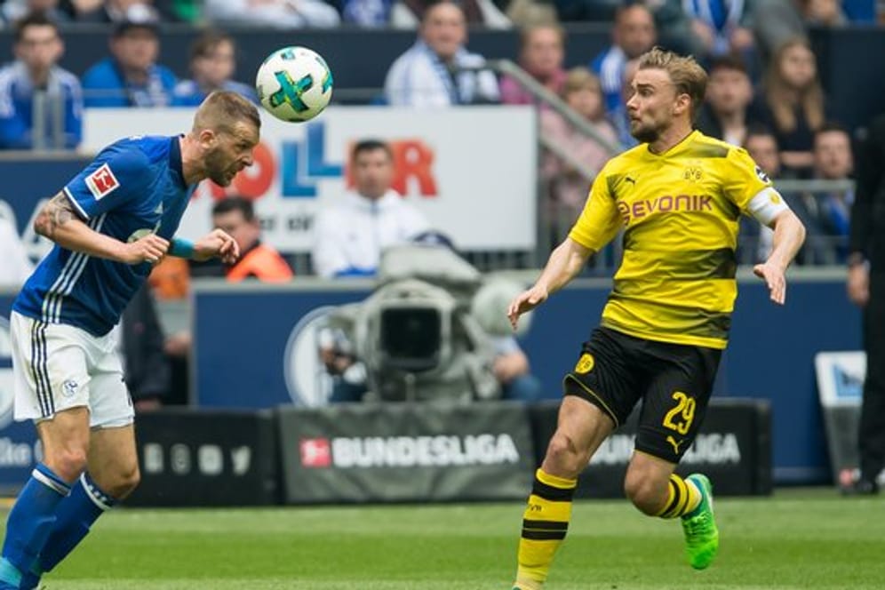 Im Revierderby treffen Schalkes Guido Burgstaller (l) und Dortmunds Marcel Schmelzer aufeinander.