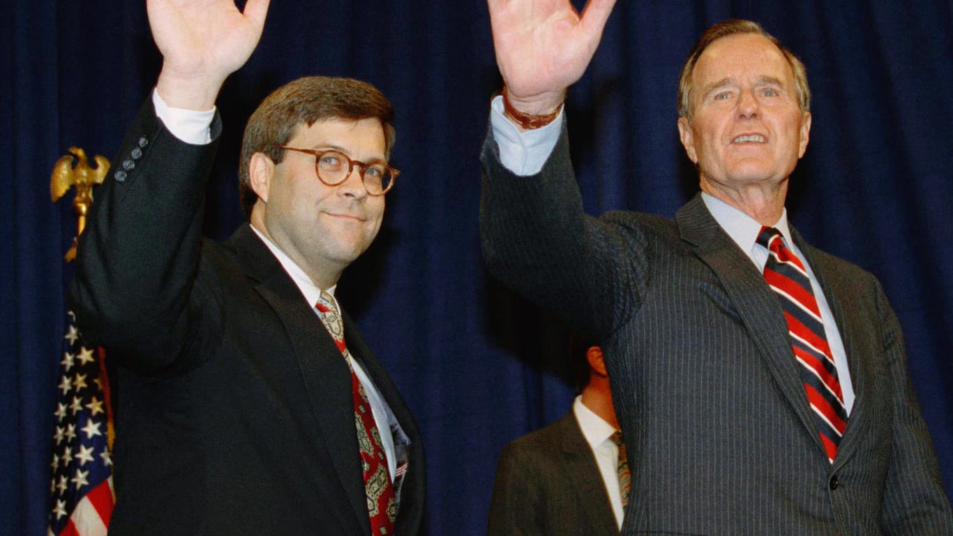Der Kandidat für den Posten des US-Justizministers: William Barr (l.) hatte das Amt bereits unter dem kürzlich verstorbenen US-Präsidenten George H.W. Bush (r.) inne.