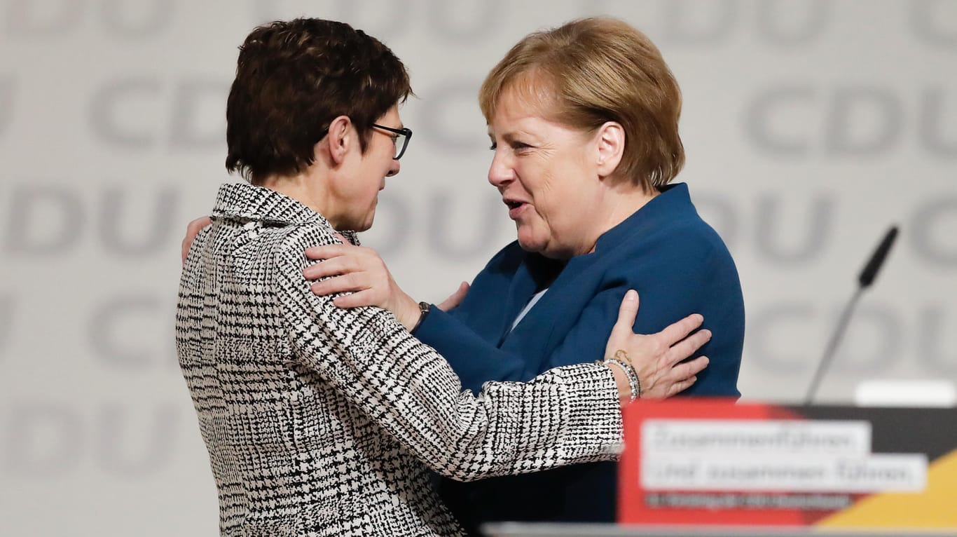Kanzlerin Merkel gratuliert ihrer Nachfolgerin als Parteichefin der CDU, Annegret Kramp-Karrenbauer.