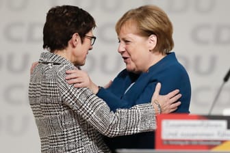 Kanzlerin Merkel gratuliert ihrer Nachfolgerin als Parteichefin der CDU, Annegret Kramp-Karrenbauer.