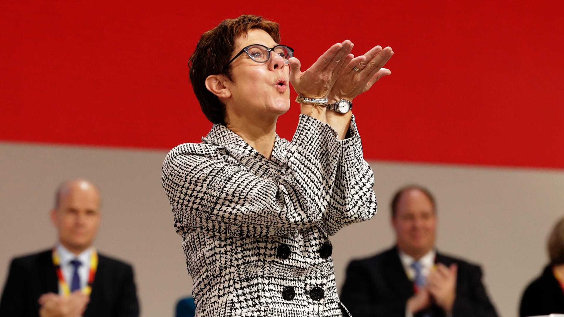 Liebesgrüße aus dem Saarland: Annegret Kramp-Karrenbauer feiert ihren Sieg beim Parteitag in Hamburg.