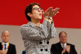 Liebesgrüße aus dem Saarland: Annegret Kramp-Karrenbauer feiert ihren Sieg beim Parteitag in Hamburg.