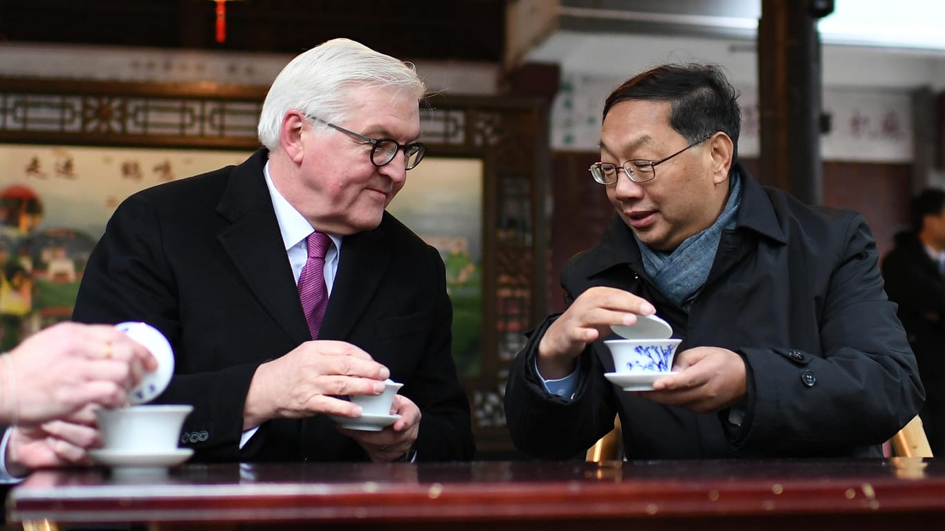 Bundespräsident Steinmeier in China: Mit dem Botschafter der Volksrepublik in Deutschland nahm er an einer Teezeremonie teil.