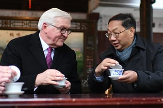 Bundespräsident Steinmeier in China: Mit dem Botschafter der Volksrepublik in Deutschland nahm er an einer Teezeremonie teil.