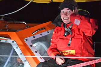 Susie Goodall auf ihrem Segelboot: Nach ihrer Havarie vor Kap Hoorn ist die 29-jährige Weltumseglerin gerettet worden.