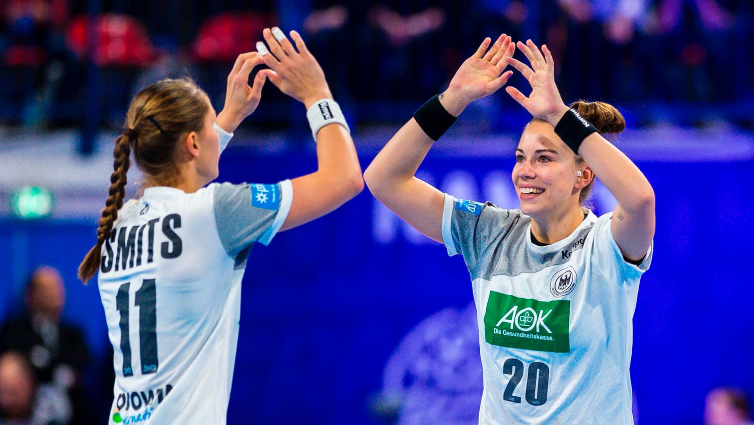 Starker Auftakt: Xenia Smits (l.) und Emily Bölk feiern den Sieg gegen Spanien.