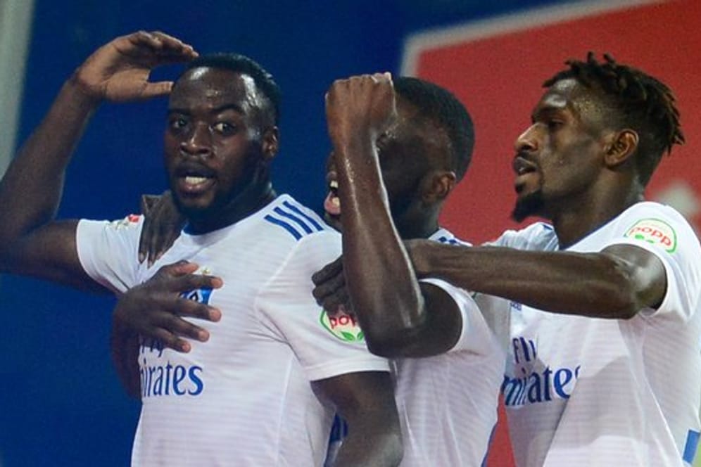 Hamburgs Khaled Narey (l-r), Orel Mangala und Bakery Jatta jubeln nach Nareys Treffer zum 1:0.