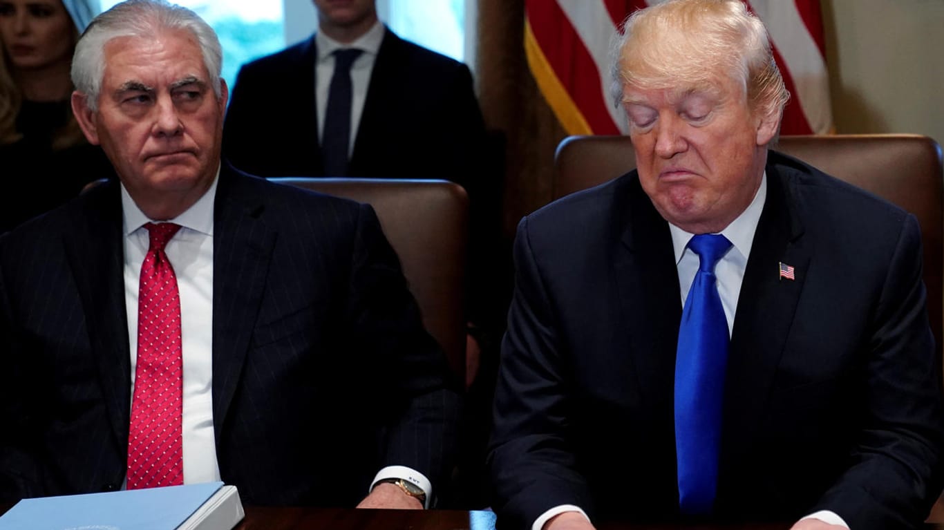 Der damalige Außenminister Rex Tillerson (l.) und US-Präsident Donald Trump, 2017: Heute sind beide aufeinander nicht mehr gut zu sprechen.