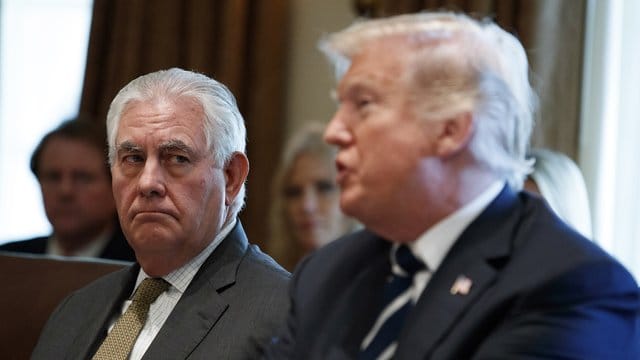 Der damalige US-Außenminister Rex Tillerson während einer Kabinettssitzung im Oktober 2017 neben US-Präsident Trump. Der damalige US-Außenminister Rex Tillerson während einer Kabinettssitzung im Oktober 2017 neben US-Präsident Trump.