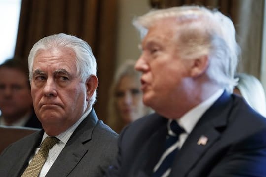 Der damalige US-Außenminister Rex Tillerson während einer Kabinettssitzung im Oktober 2017 neben US-Präsident Trump.