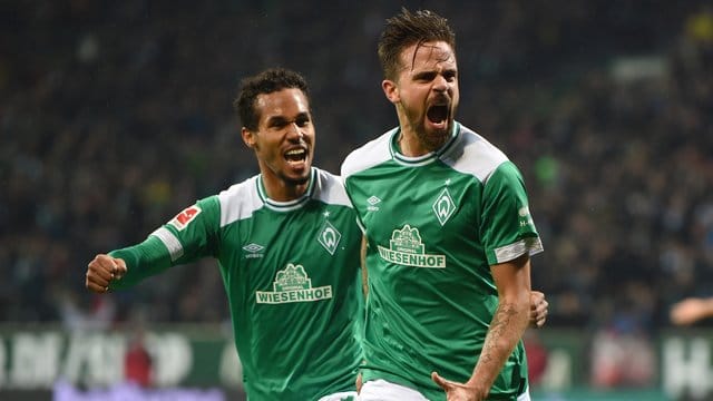 Joker Martin Harnik wird von Theodor Gebre Selassie (l) gefeiert. Joker Martin Harnik wird von Theodor Gebre Selassie (l) gefeiert.