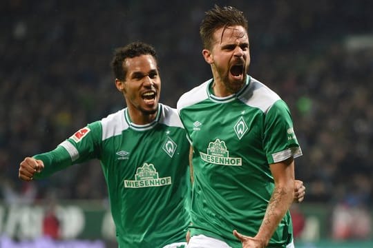 Joker Martin Harnik wird von Theodor Gebre Selassie (l) gefeiert.