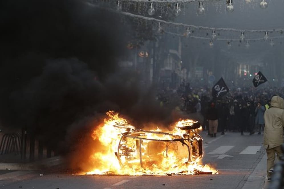 Brennendes Auto bei der Demonstration in Marseille.