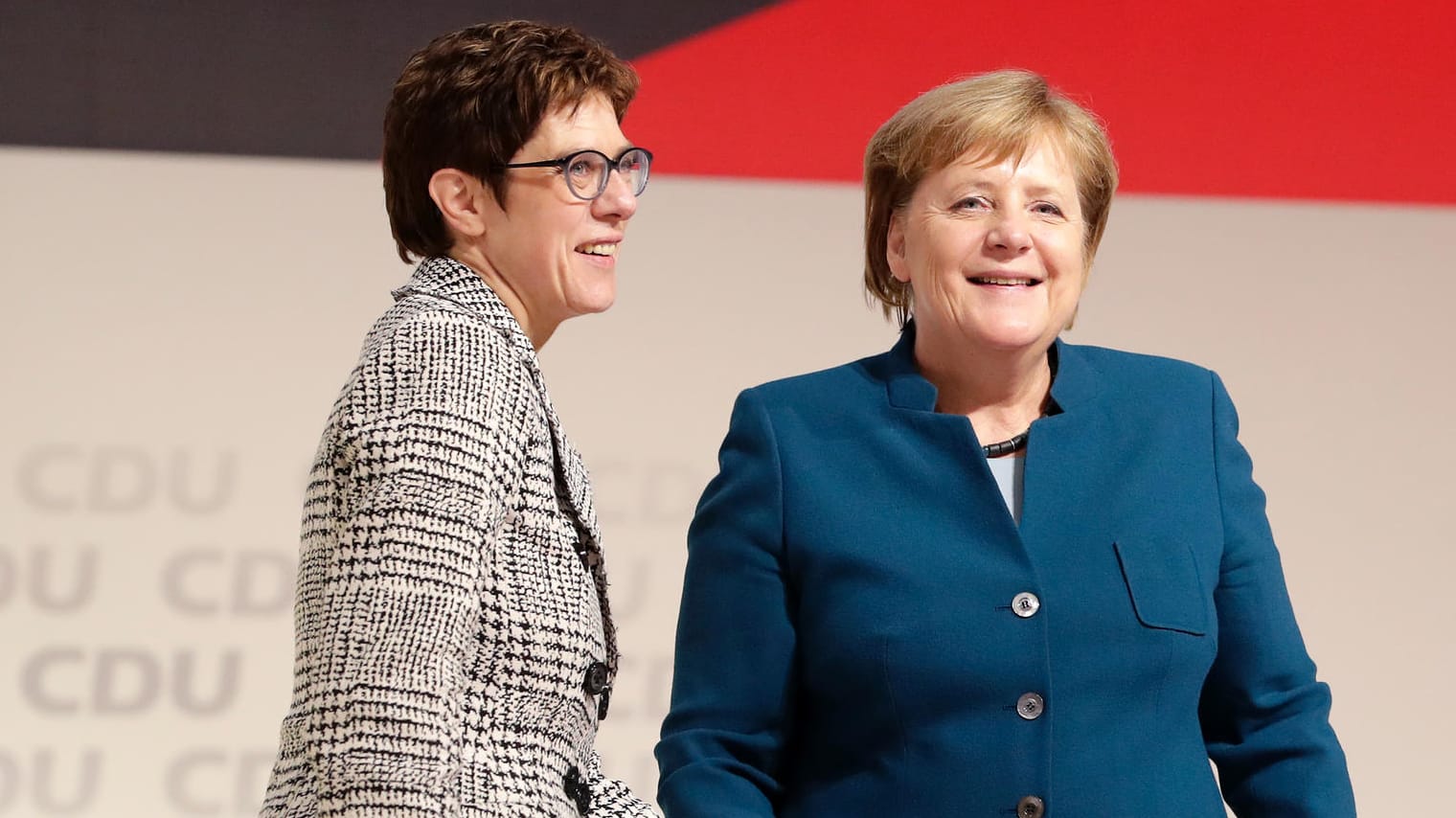 Annegret Kramp-Karrenbauer und Angela Merkel beim CDU-Parteitag in Hamburg: "Mit der neuen Vorsitzenden bricht die CDU nicht mit ihrer Langzeit-Vorsitzenden Angela Merkel." Annegret Kramp-Karrenbauer und Angela Merkel beim CDU-Parteitag in Hamburg: "Mit der neuen Vorsitzenden bricht die CDU nicht mit ihrer Langzeit-Vorsitzenden Angela Merkel."