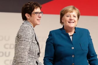 Annegret Kramp-Karrenbauer und Angela Merkel beim CDU-Parteitag in Hamburg: "Mit der neuen Vorsitzenden bricht die CDU nicht mit ihrer Langzeit-Vorsitzenden Angela Merkel."