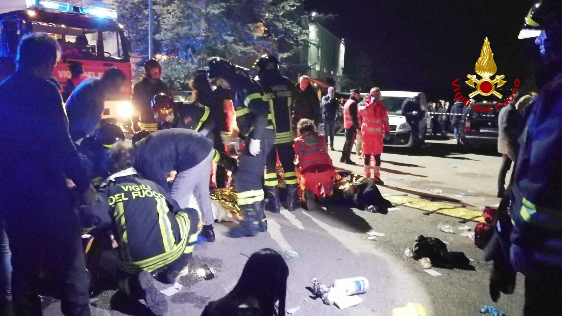 Rettungskräfte kümmern sich nach der Massenpanik in einer Diskothek um Verletzte: Sechs Personen kamen im Gedränge an den Ausgängen ums Leben.