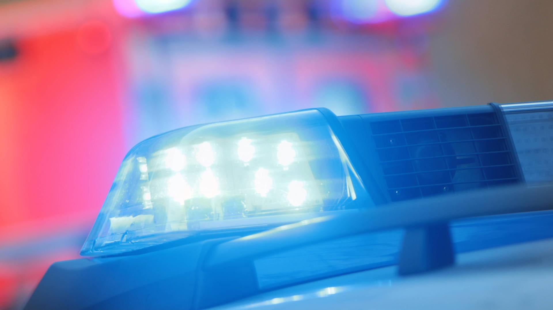 Einsatzwagen der Polizei mit eingeschaltetem Blaulicht: Der Mann verstarb noch an der Unfallstelle. (Symbolbild) Einsatzwagen der Polizei mit eingeschaltetem Blaulicht: Der Mann verstarb noch an der Unfallstelle. (Symbolbild)