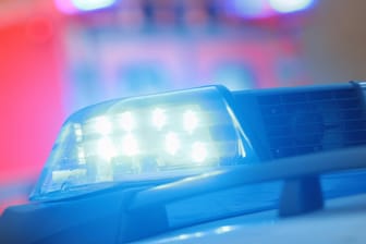 Einsatzwagen der Polizei mit eingeschaltetem Blaulicht: Der Mann verstarb noch an der Unfallstelle. (Symbolbild)