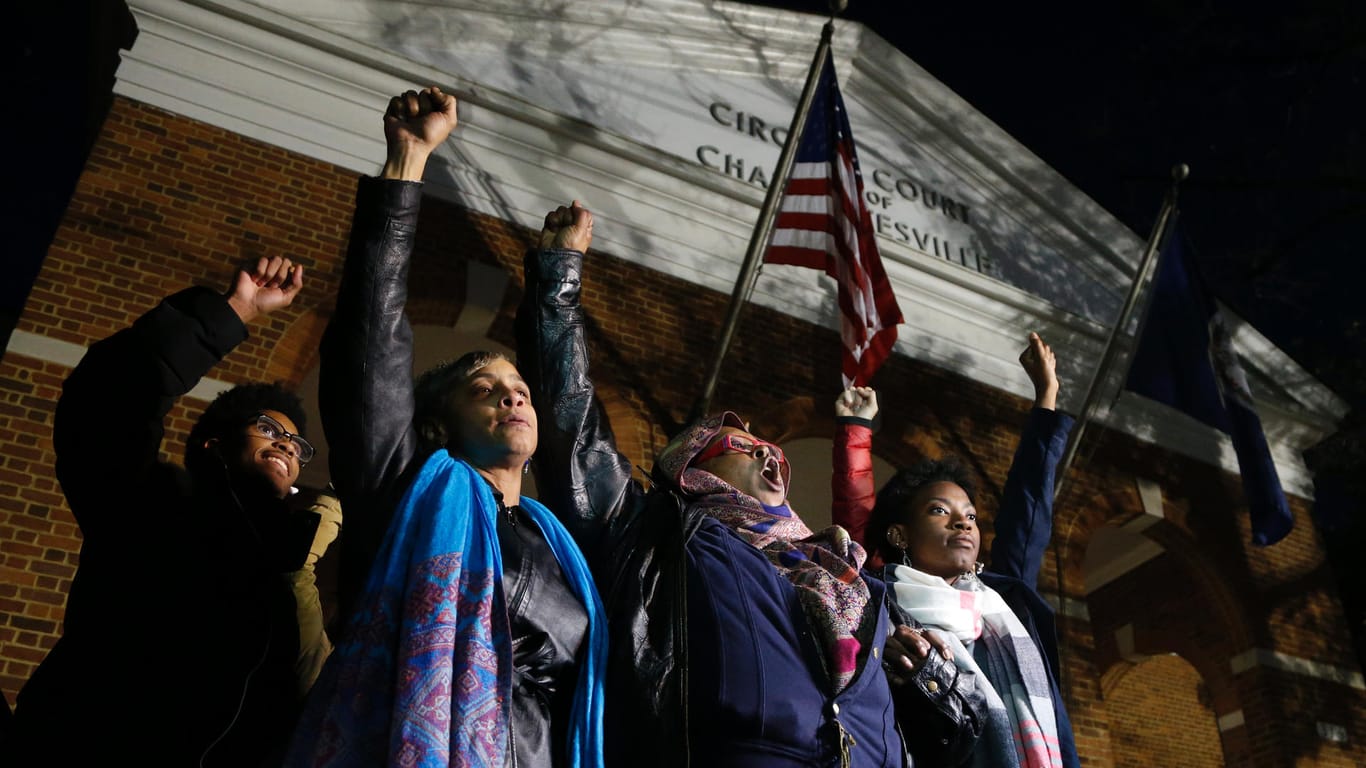 Lokale Aktivisten erheben ihre Fäuste vor dem Charlottesville General District Court, wo der Prozess stattfand: Dem Angeklagten droht nun lebenslange Haft.