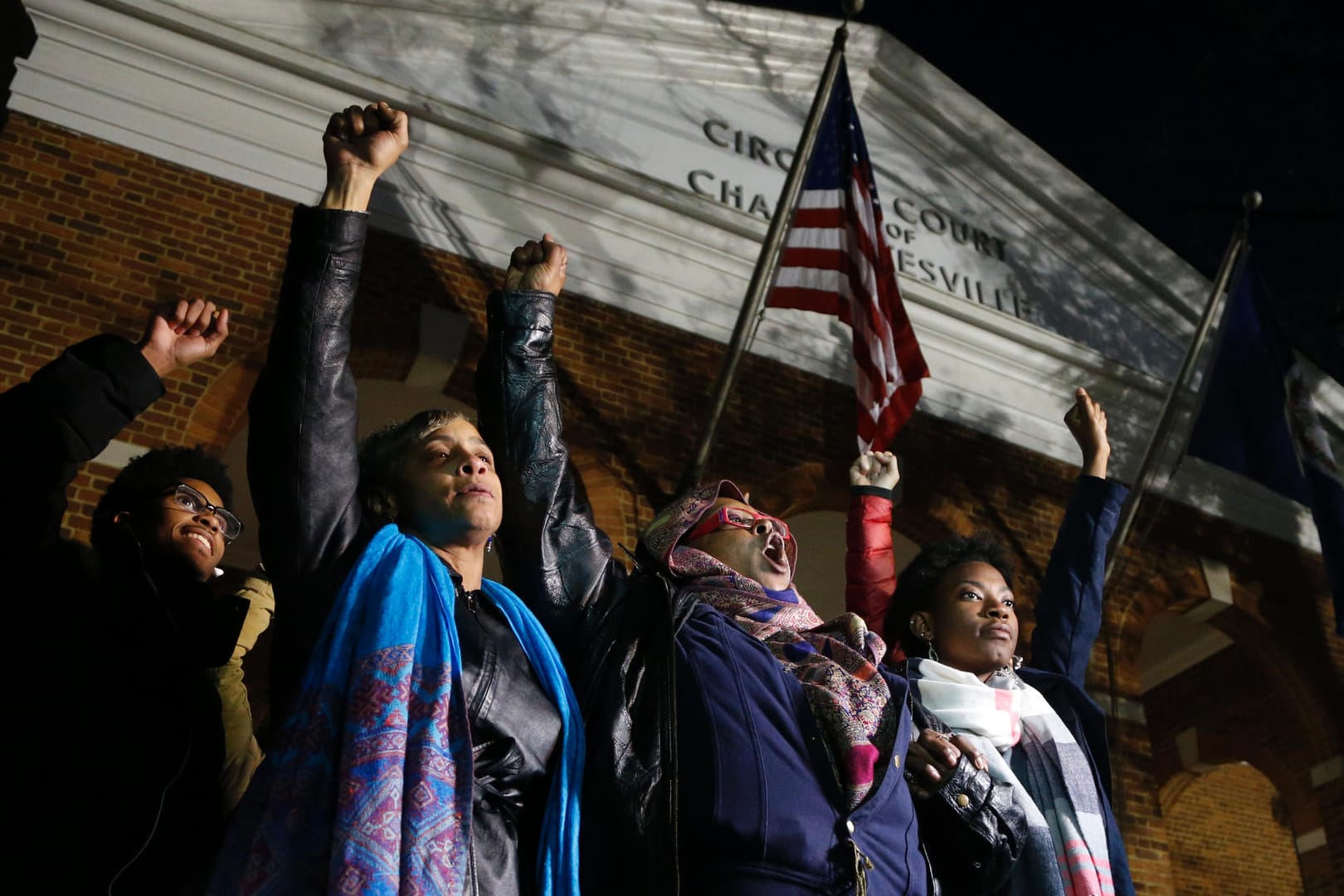 Lokale Aktivisten erheben ihre Fäuste vor dem Charlottesville General District Court, wo der Prozess stattfand: Dem Angeklagten droht nun lebenslange Haft.