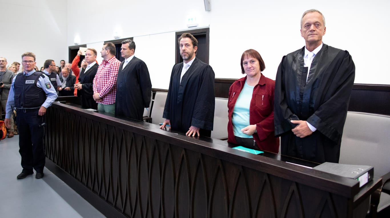 Der Angeklagte Wilfried Max W. (5.v.r.) steht neben seinen Verteidigern im Landgericht, rechts daneben die Angeklagte Angelika W. (2.v.r.): Sie sagte als Kronzeugin aus.