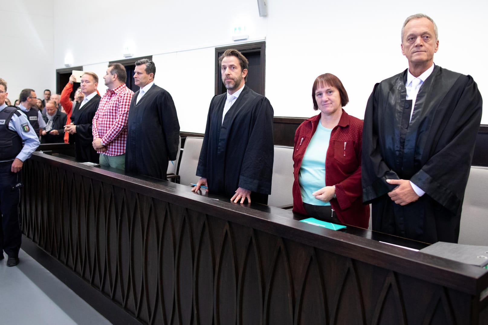 Der Angeklagte Wilfried Max W. (5.v.r.) steht neben seinen Verteidigern im Landgericht, rechts daneben die Angeklagte Angelika W. (2.v.r.): Sie sagte als Kronzeugin aus.