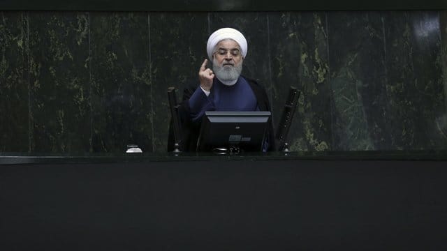 Der iranische Präsident Ruhani wirft Donald Trump wegen seiner Sanktionspolitik "Wirtschaftsterrorismus" gegen den Iran vor. Der iranische Präsident Ruhani wirft Donald Trump wegen seiner Sanktionspolitik "Wirtschaftsterrorismus" gegen den Iran vor.