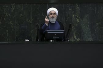 Der iranische Präsident Ruhani wirft Donald Trump wegen seiner Sanktionspolitik "Wirtschaftsterrorismus" gegen den Iran vor.