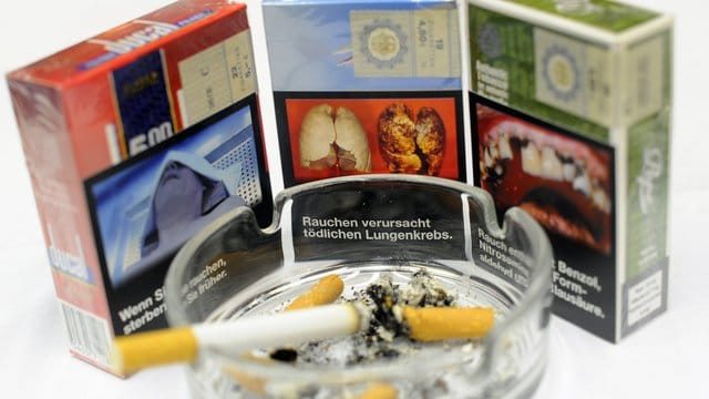 Zigarettenschachteln mit abschreckenden Fotos statt Hochglanz-Plakatwerbung. Zigarettenschachteln mit abschreckenden Fotos statt Hochglanz-Plakatwerbung.