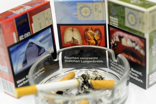 Zigarettenschachteln mit abschreckenden Fotos statt Hochglanz-Plakatwerbung.