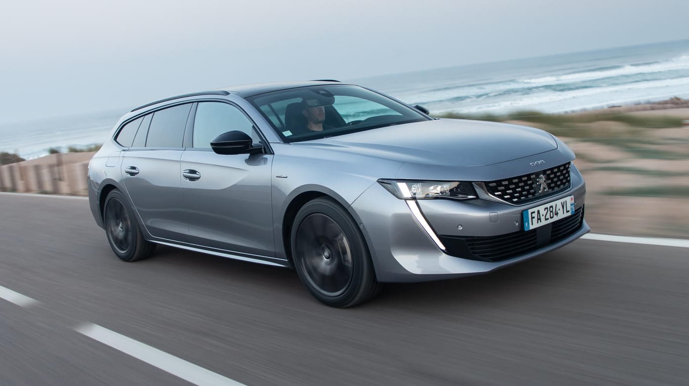 Peugeot 508 SW: Die seitliche Dachkante fällt gen Heck deutlich ab.