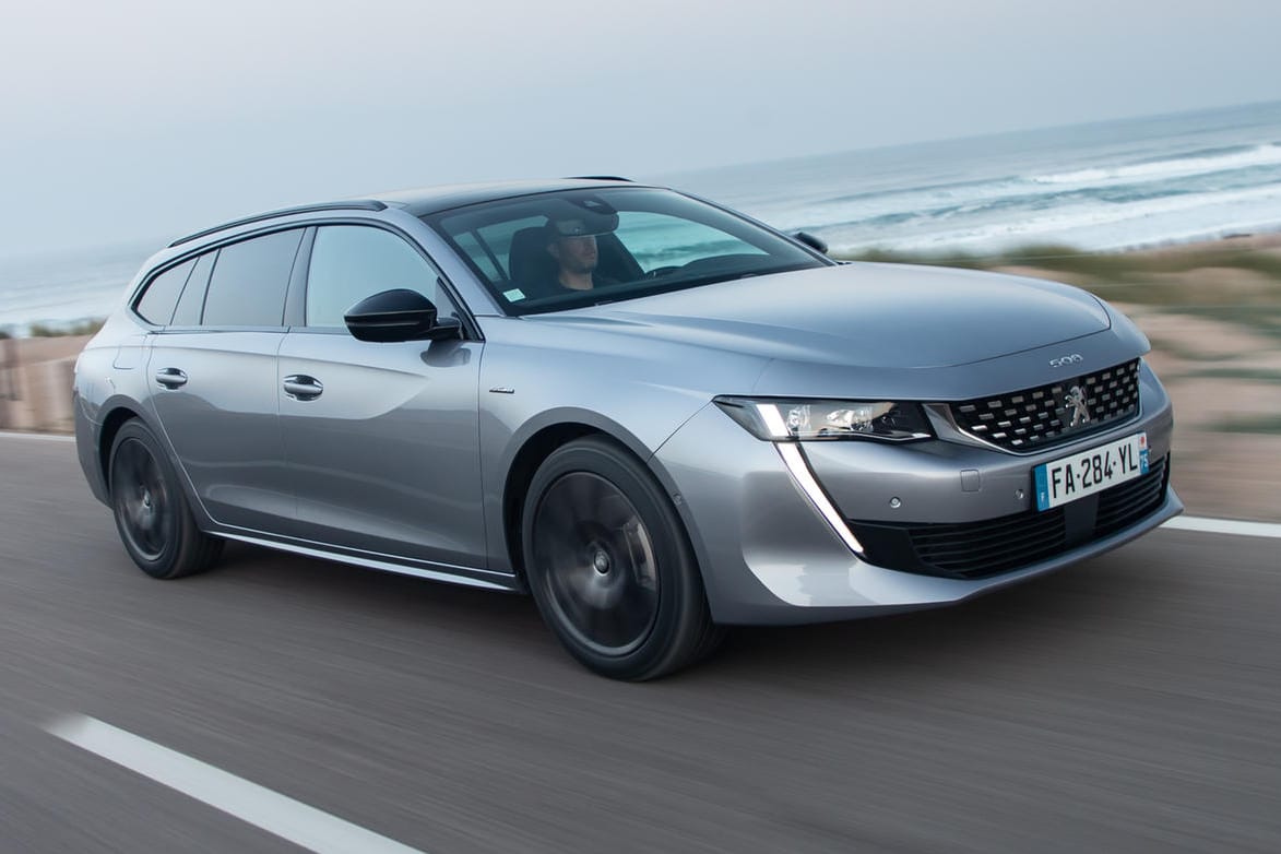 Peugeot 508 SW: Die seitliche Dachkante fällt gen Heck deutlich ab.