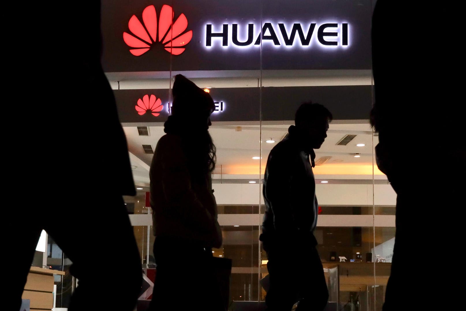 Fußgänger laufen an einem Huawei-Laden in Peking vorbei: Huawei zählt zu den führenden Netzwerkausrüstern weltweit.