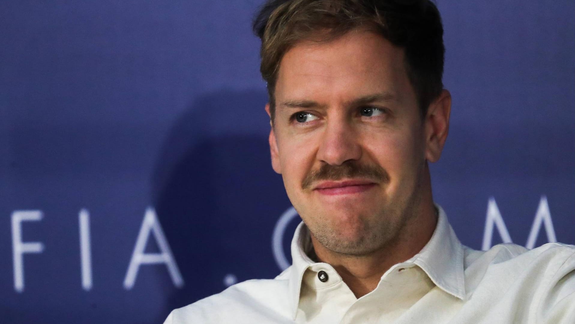 Neuer Stil: Sebastian Vettel präsentierte seinen Oberlippenbart.