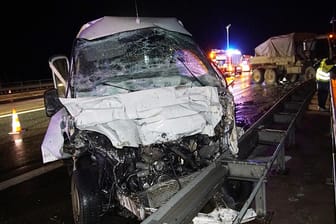 Der zerstörte Paketwagen (vorne) steht auf einer Autobahnbrücke: Er krachte von hinten in den Truck der US-Armee (rechts hinten).