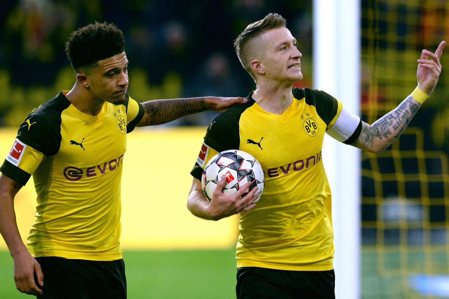 Marco Reus (r.) und Jadon Sancho sind im Derby gefordert.