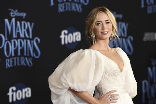 Die britisch-US-amerikanische Schauspielerin Emily Blunt tritt in dem neuen Film "Mary Poppins' Rückkehr" auf und zeigt dort ihre Gesangskunst.