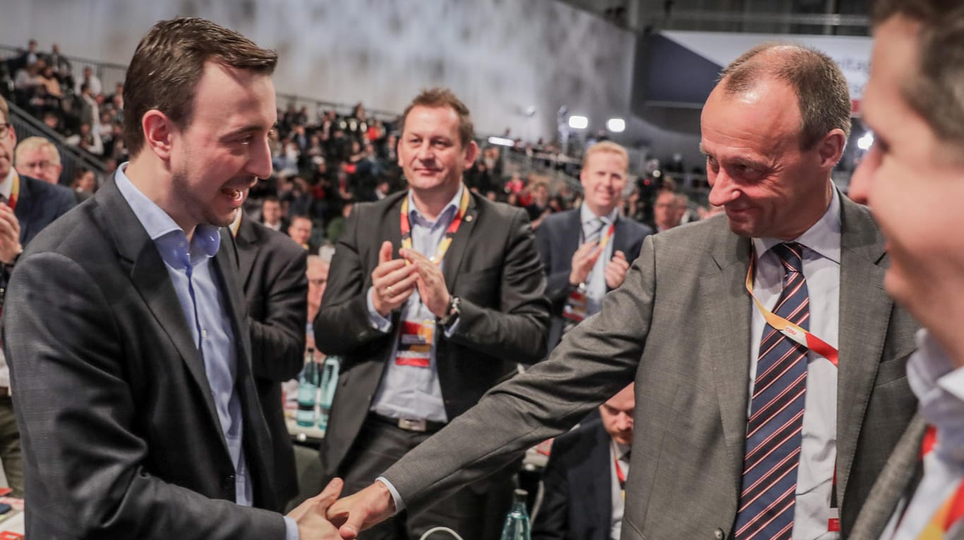 Friedrich Merz (r.) gratuliert Paul Ziemiak zu seiner Wahl zum CDU-Generalsekretär: Einige seiner Anhänger haben Ziemiak nicht gewählt.
