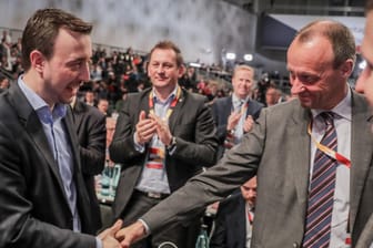 Friedrich Merz (r.) gratuliert Paul Ziemiak zu seiner Wahl zum CDU-Generalsekretär: Einige seiner Anhänger haben Ziemiak nicht gewählt.