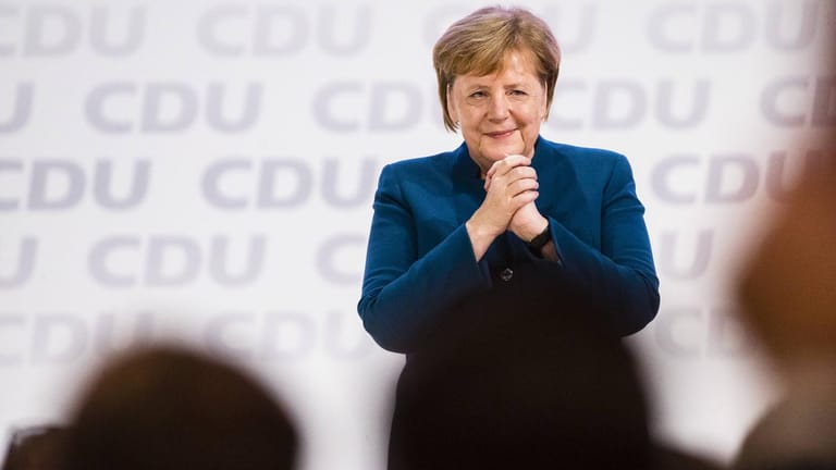 Abschied nach 18 Jahren: Bundeskanzlerin Angela Merkel bekommt Beifall von den Delegierten nach ihrer Parteitags-Rede.