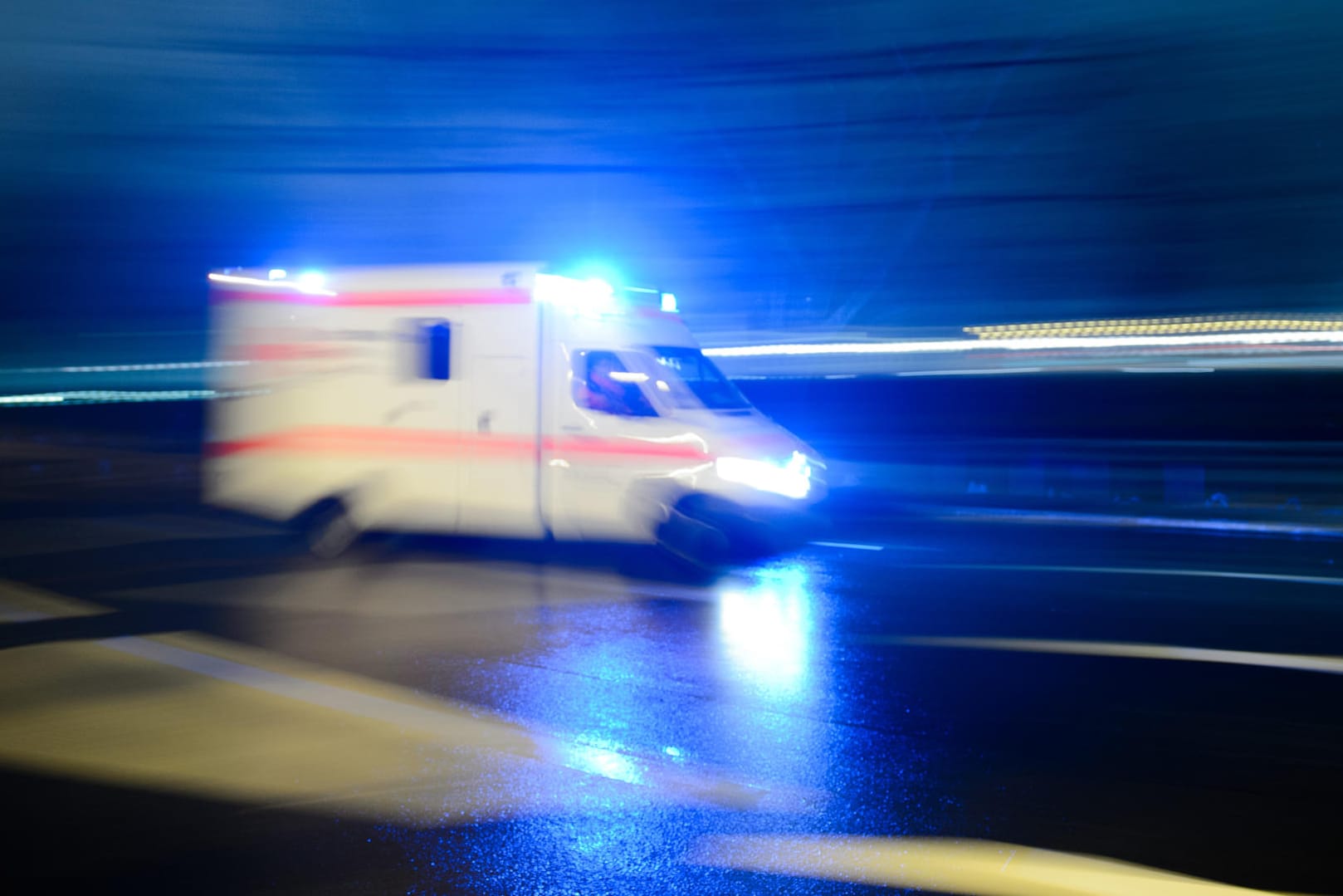 Ein Rettungswagen mit Blaulicht: Der Mann wählte selbst den Notruf. (Symbolbild)